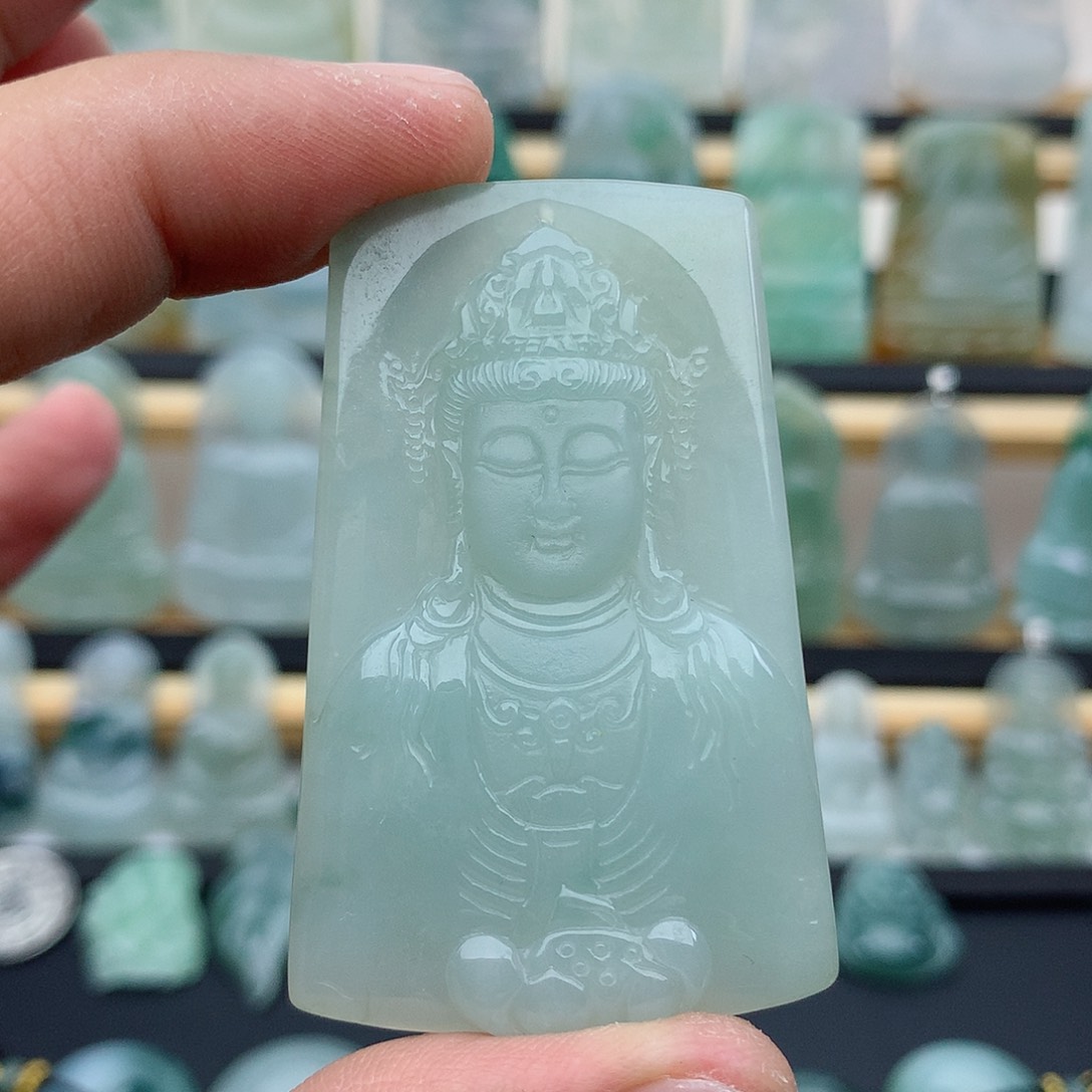 翡翠未镶嵌颈饰观音半身像