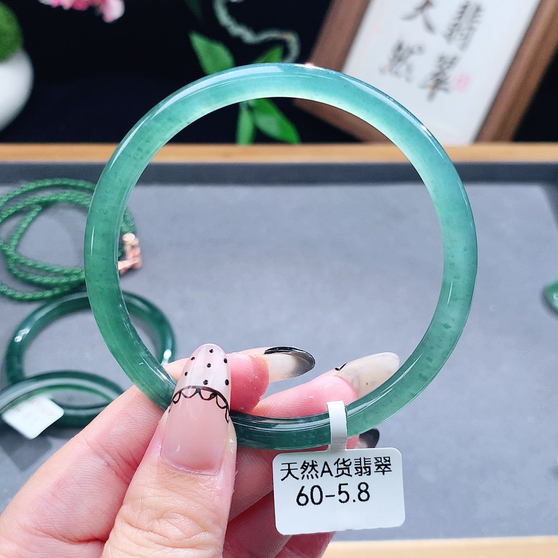 翡翠手镯（圆镯）未镶嵌
