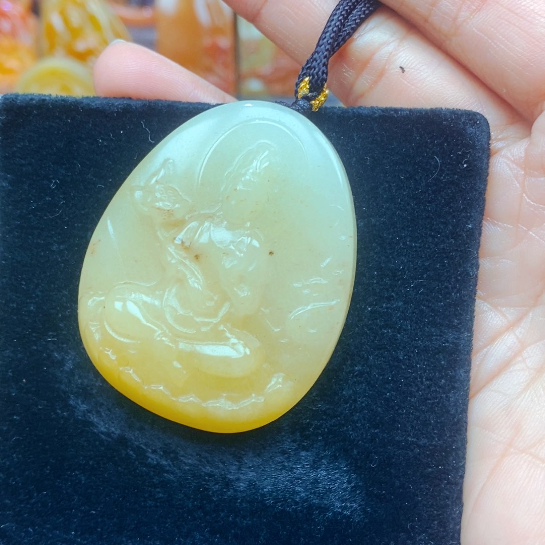 未镶嵌石英质玉（黄龙玉）颈饰