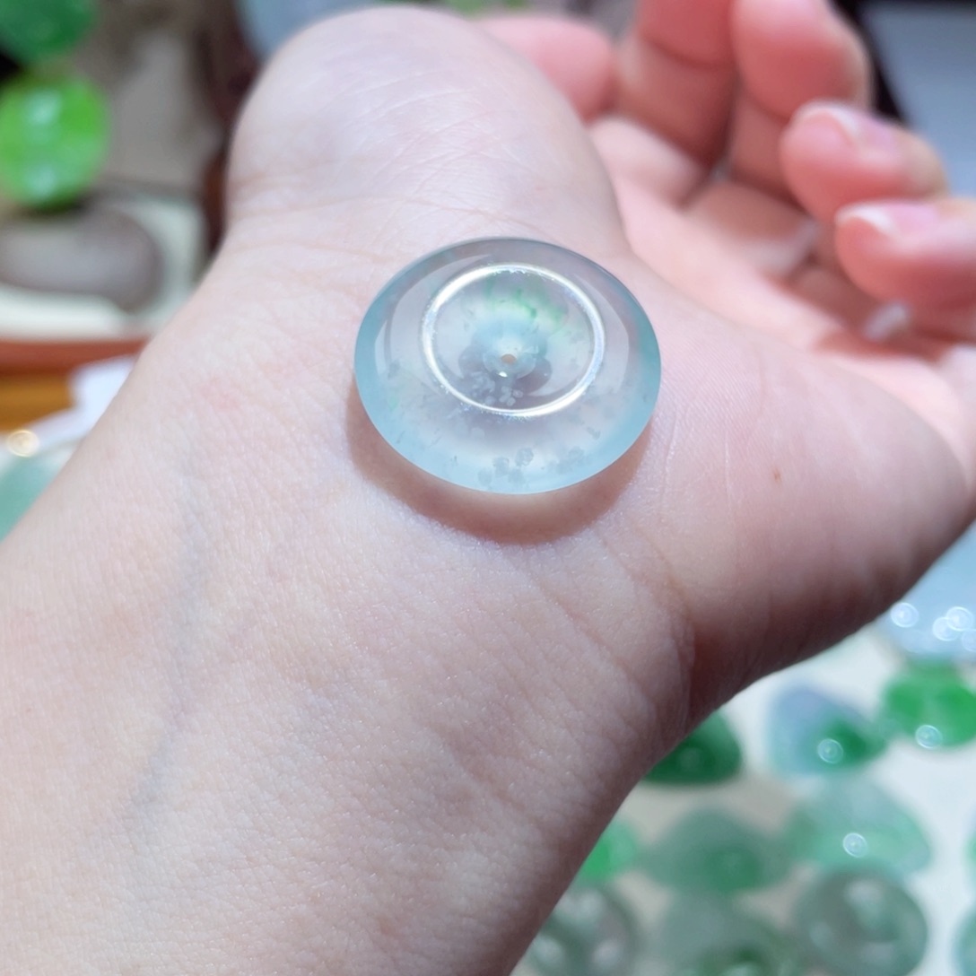 翡翠颈饰未镶嵌平安扣