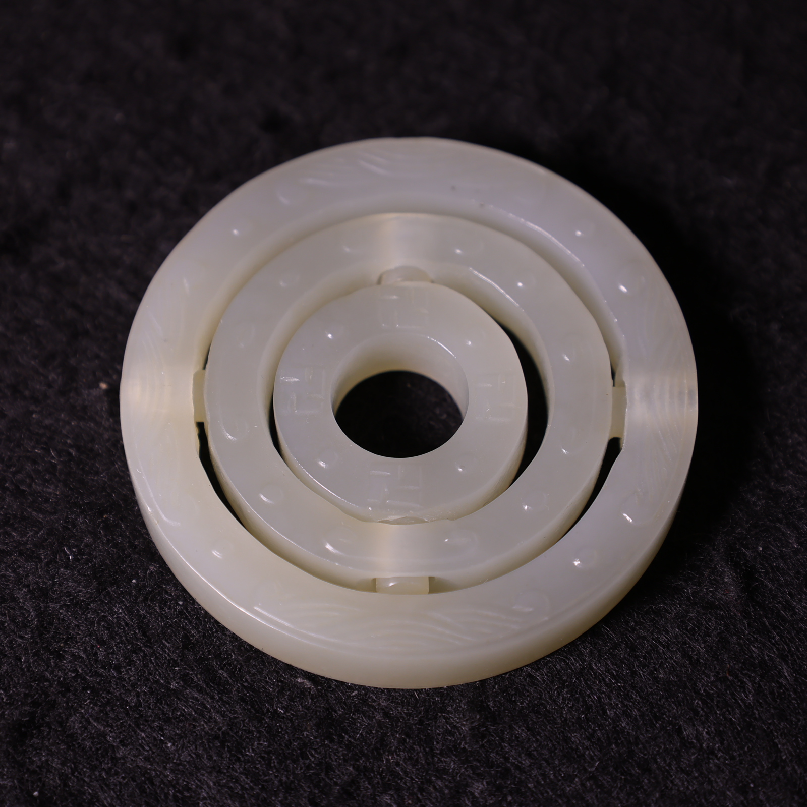 10F6清 青白玉镂空浮雕万字纹转心佩