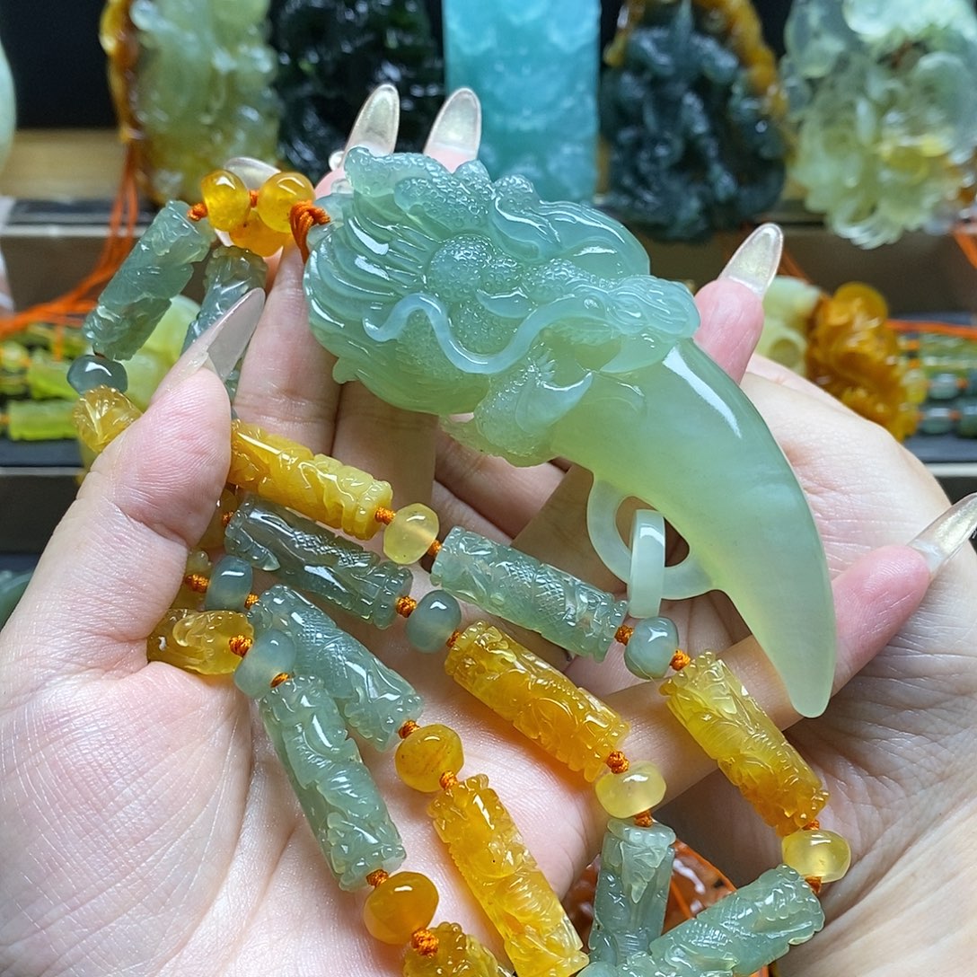 在***雨蛇纹石玉未镶嵌颈饰