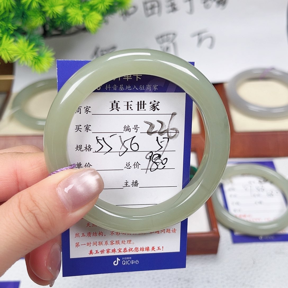 和田玉手镯未镶嵌