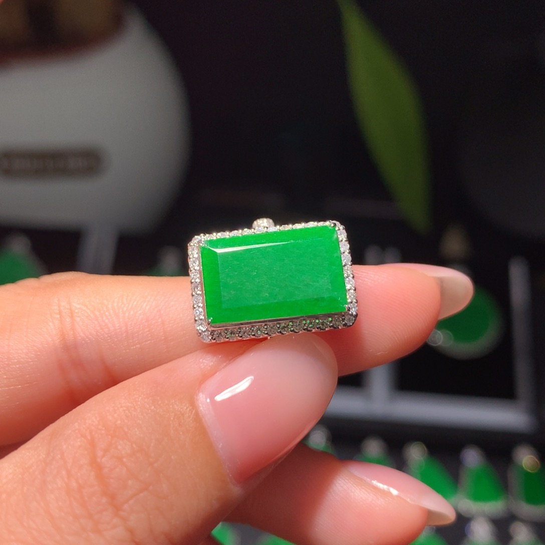 翡翠18K金镶嵌颈饰翡翠