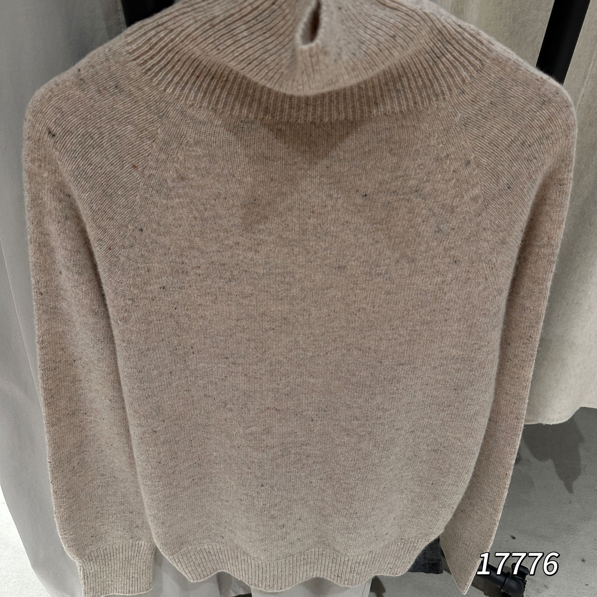 17776 CHUXUN（部无水洗唛介意慎拍)高领点子纱长袖针织衫