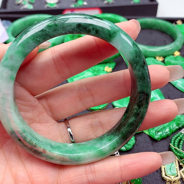 翡翠手镯未镶嵌翡翠