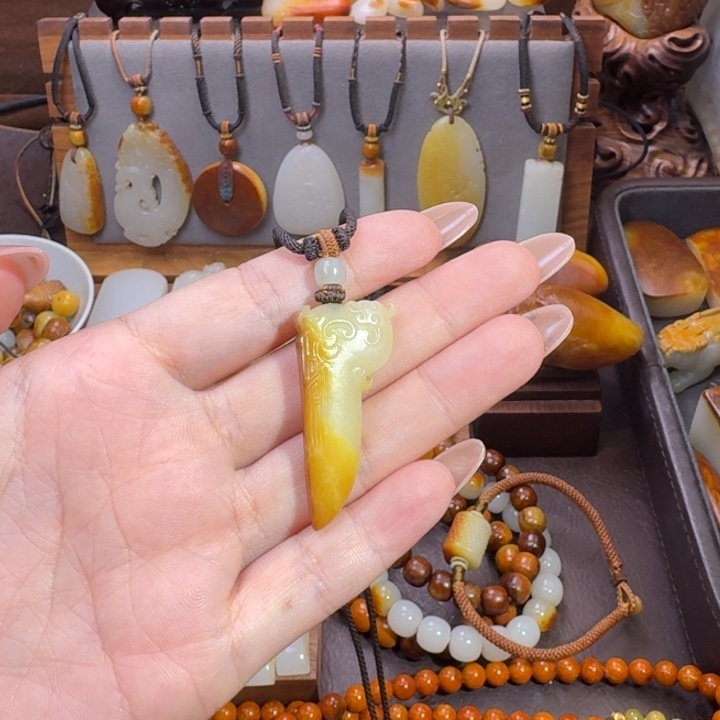 至***尚和田玉未镶嵌颈饰