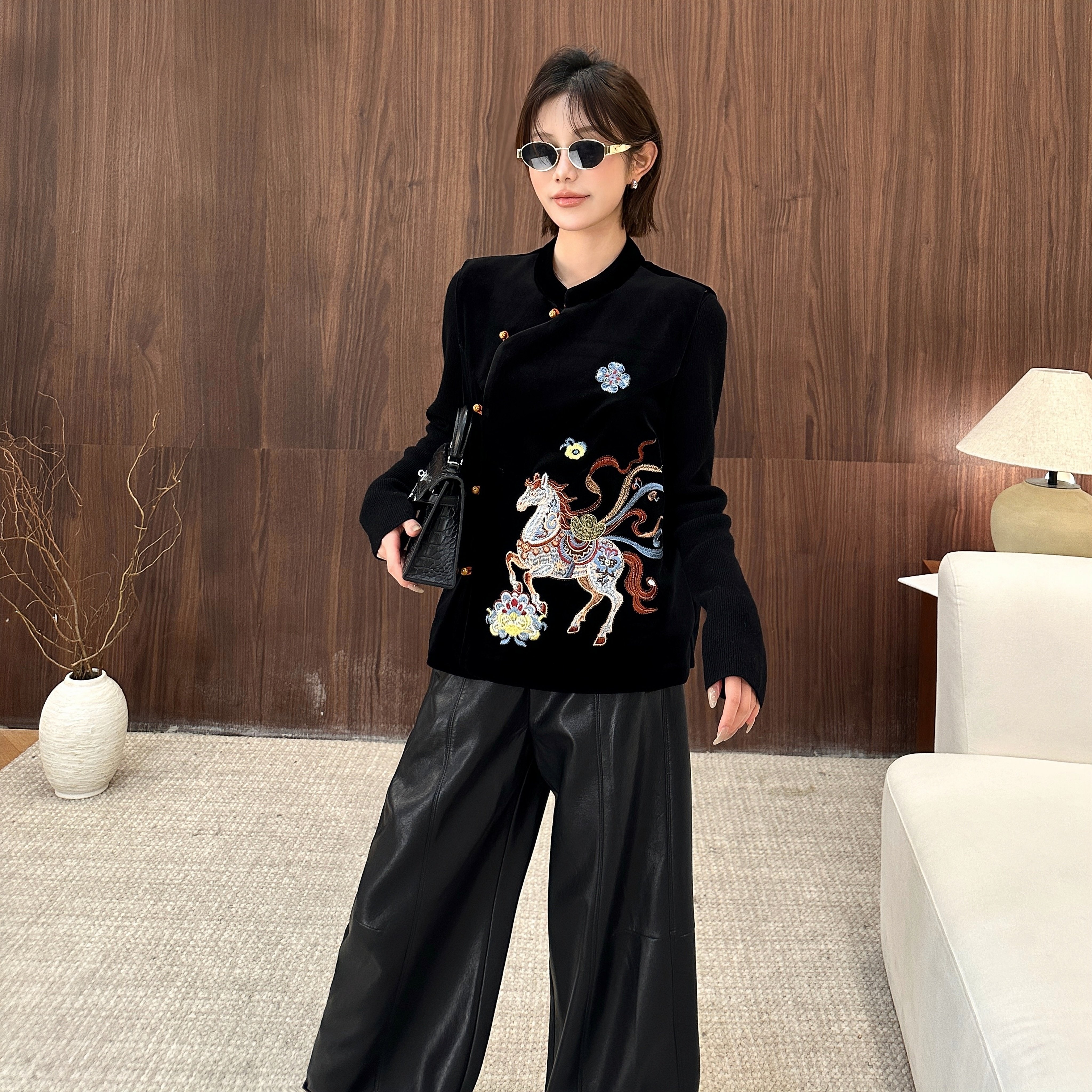 2026早春新款丝绒新中式国风马夹马上有钱刺绣宽松叠穿马甲外套