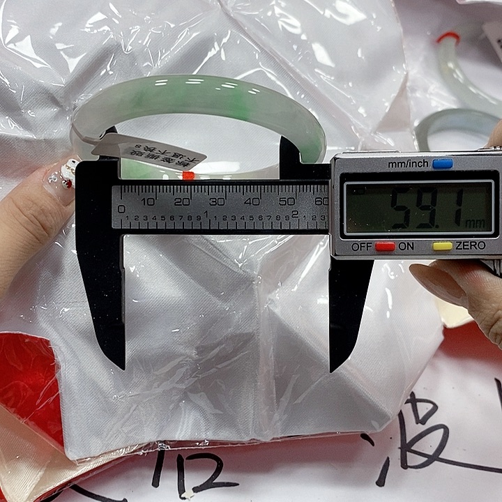 翡翠手镯未镶嵌20。 