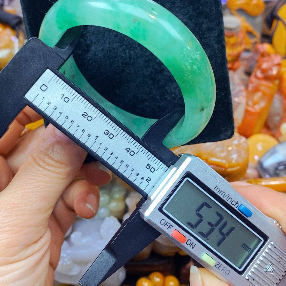 未镶嵌石英质玉（黄龙玉）颈饰