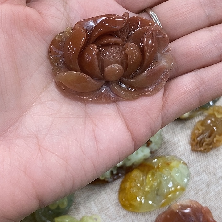 浅***藏蛇纹石玉合金颈饰