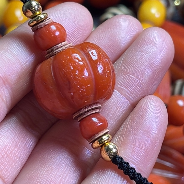 颈饰琉璃竹**勒琉璃…………