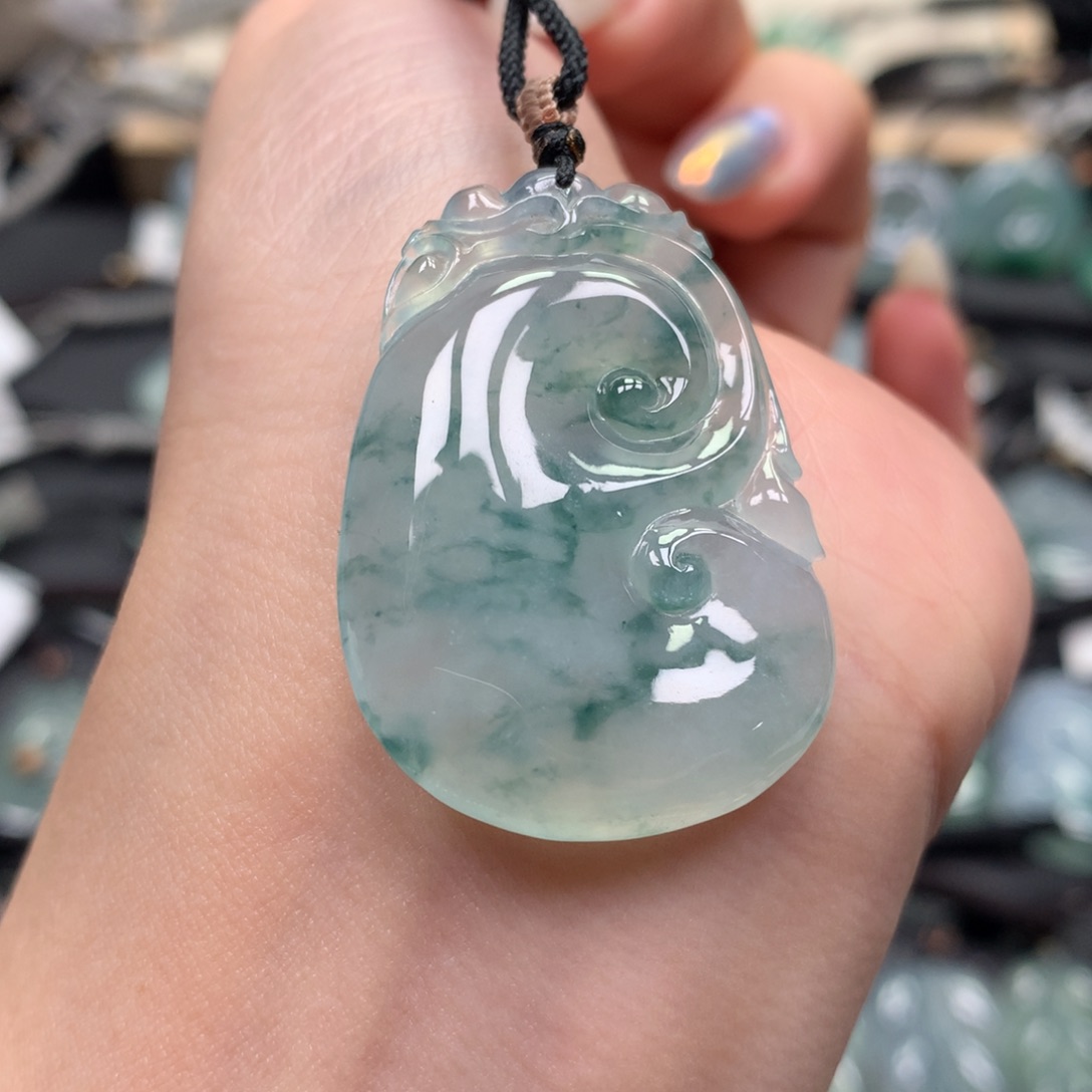 翡翠颈饰未镶嵌如意