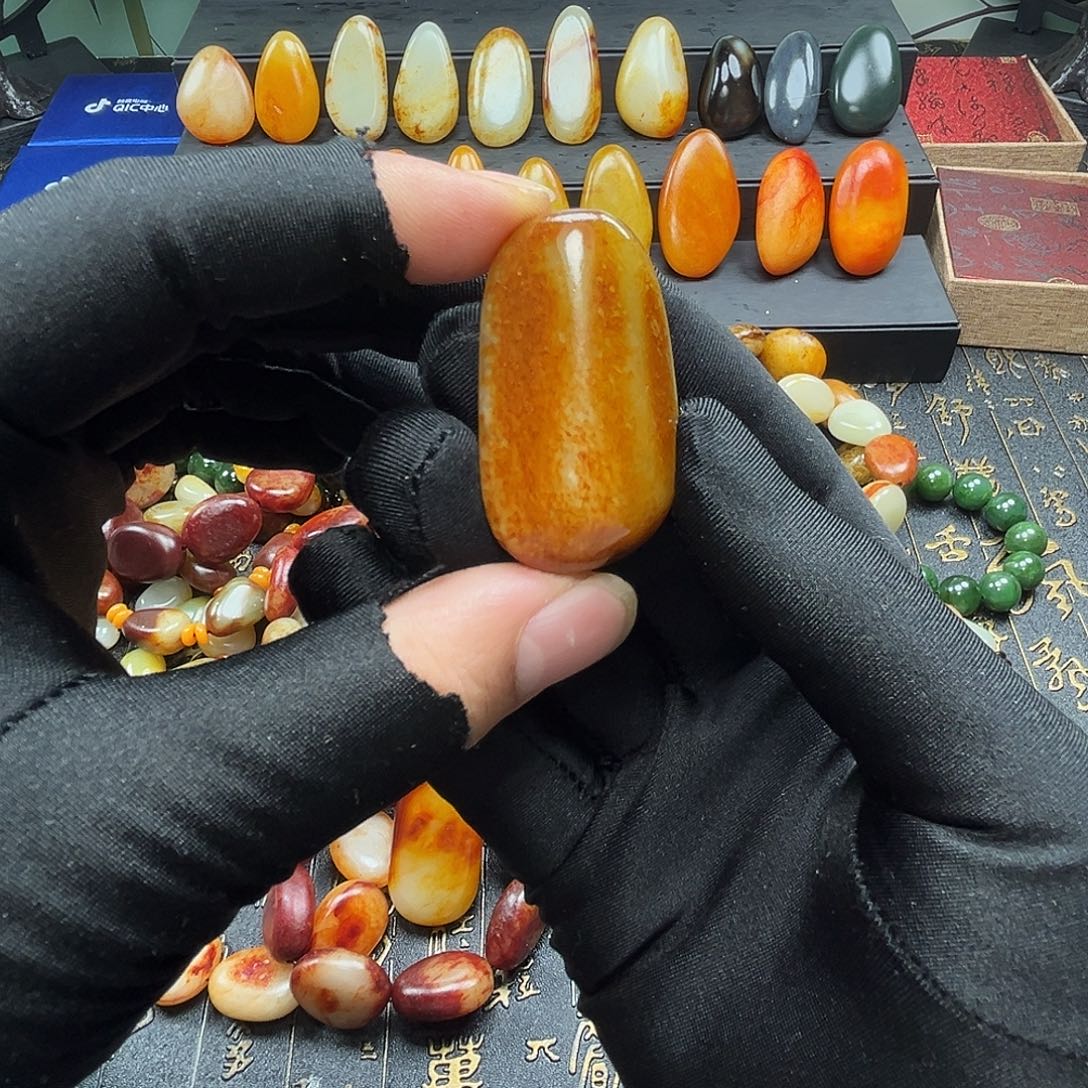 和田玉未镶嵌吊坠(赠链)