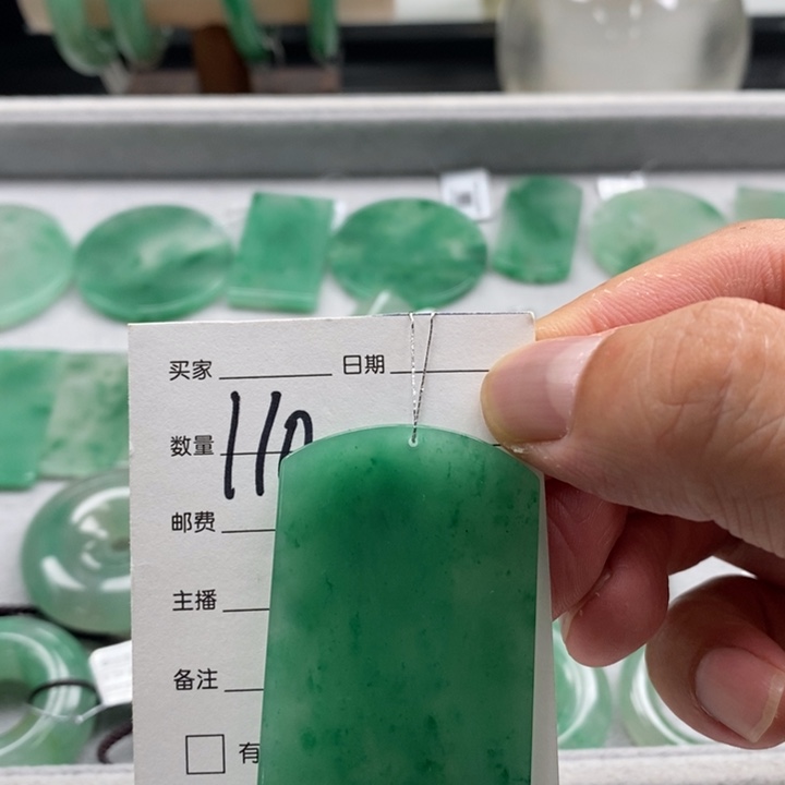 ****༊石英质玉未镶嵌颈饰