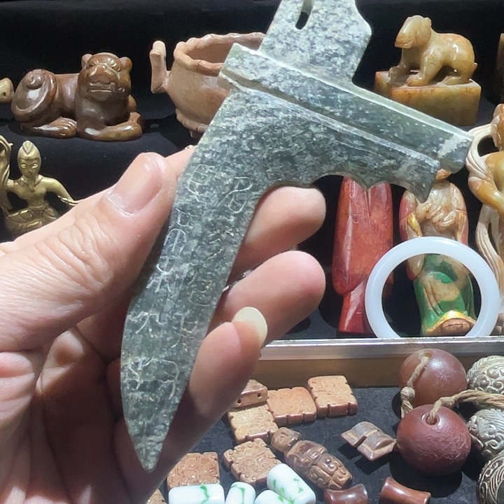 石英质玉颈饰合金