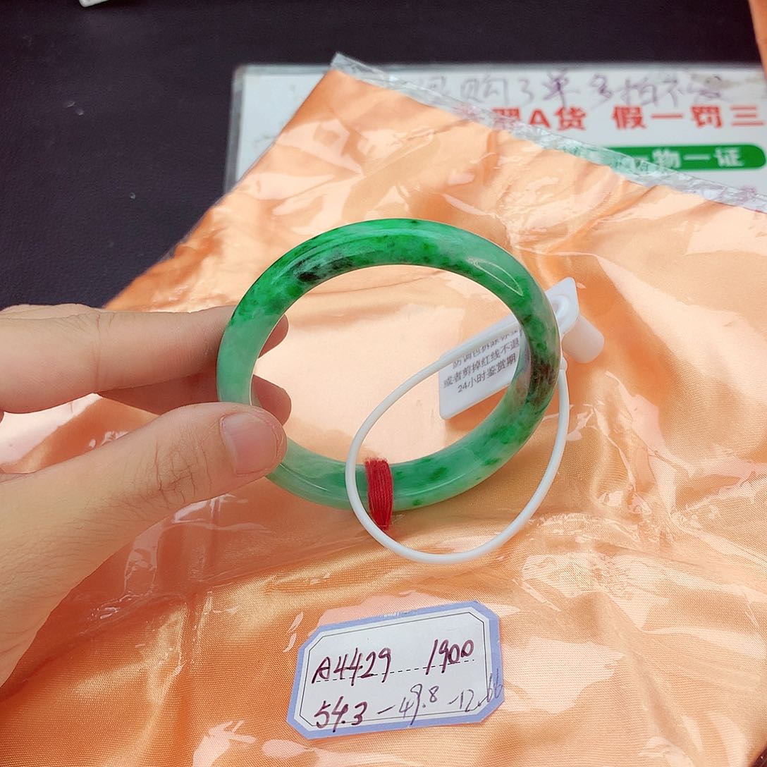 翡翠手镯未镶嵌翡翠