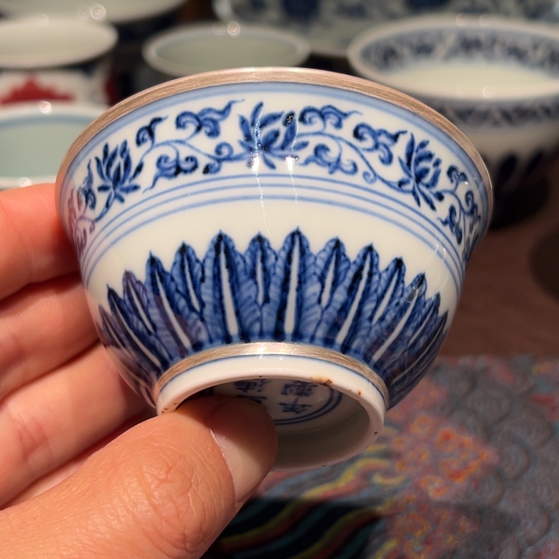 陶精品青花缠枝莲宝相撇口杯口径约7.9厘米