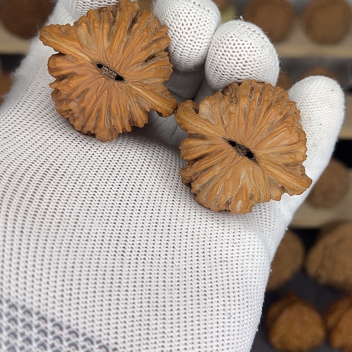 u***2文玩核桃吊坠43红皮四座楼（轻微反油）