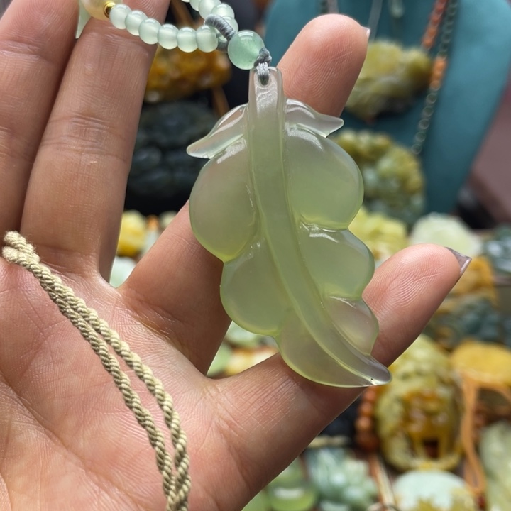 蛇纹石玉未镶嵌颈饰