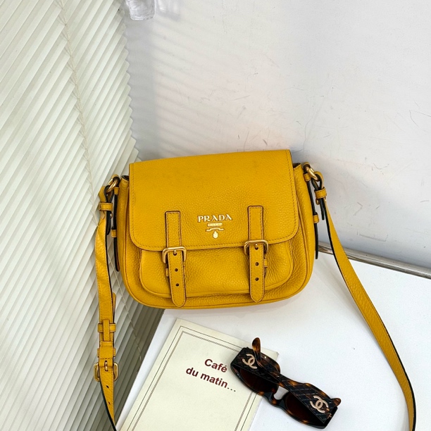 95新 Prada/普拉达 小鸡黄全皮剑桥邮差包
