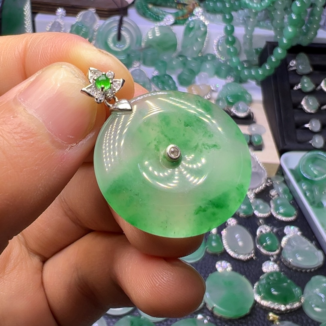 石英质玉（非洲翠）未镶嵌颈饰