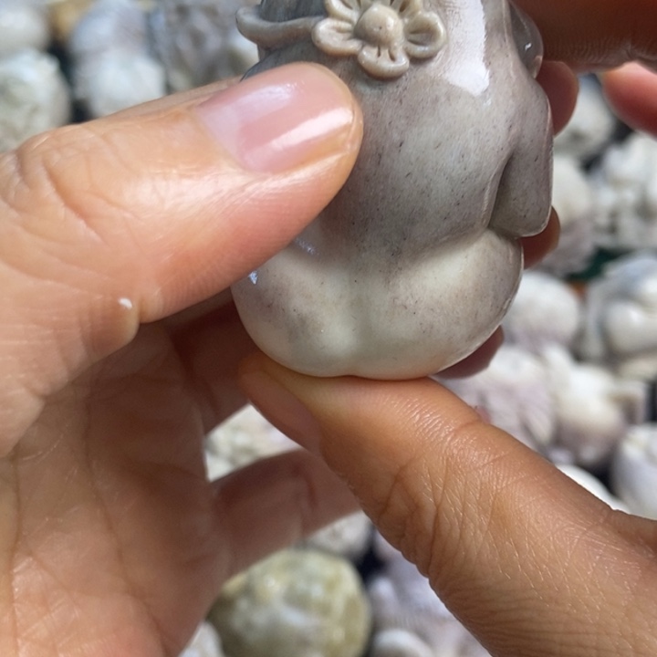 配饰鹿角雕刻一个出