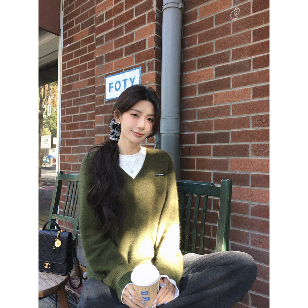 张贝贝 智性MIU系 JI细绵羊毛＋兔毛 V领叠穿针织毛衣