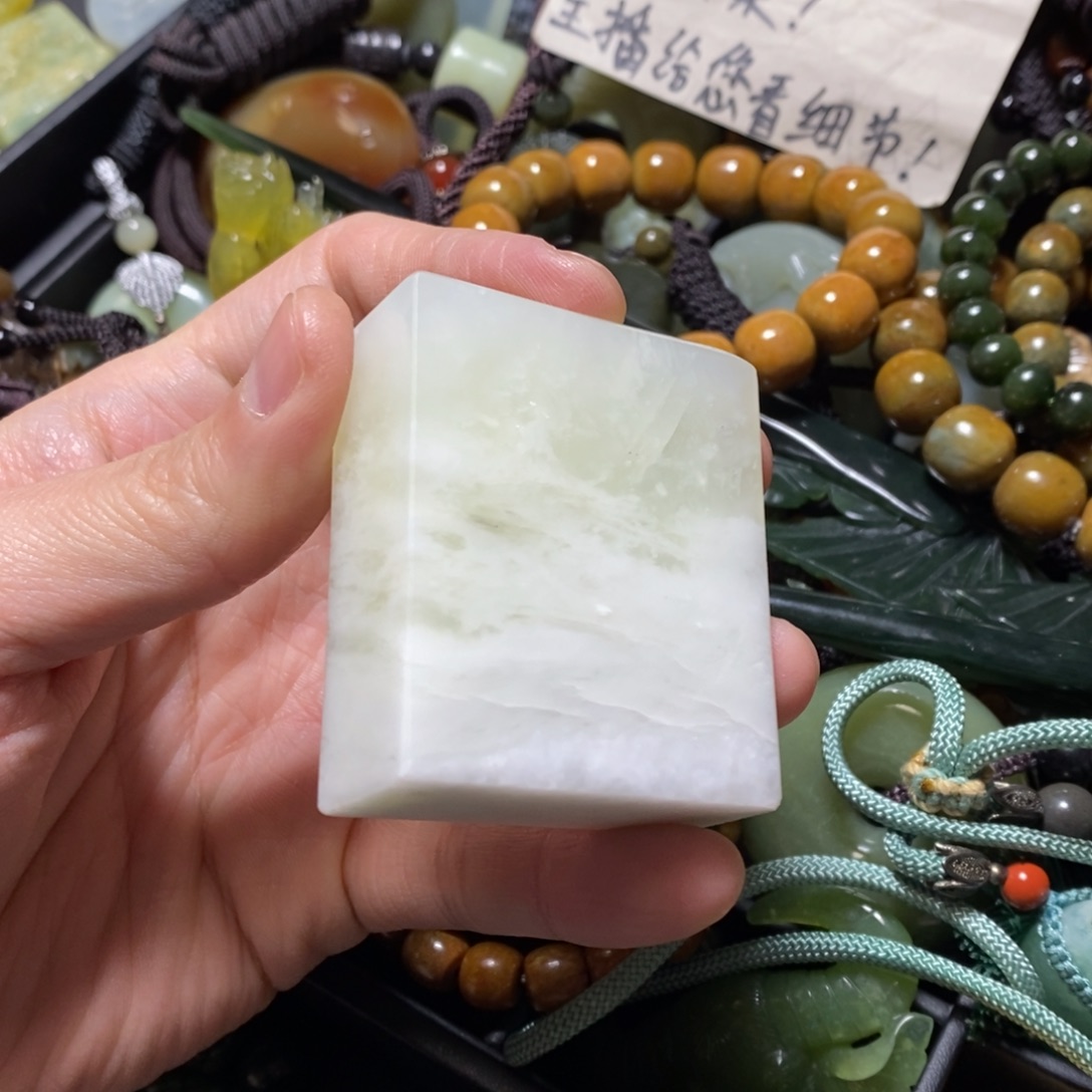 蛇纹石玉未镶嵌颈饰微瑕