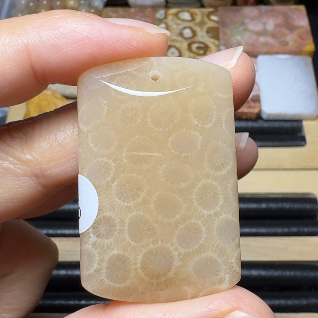 硅化玉冰透浅糖花，可盘未镶嵌