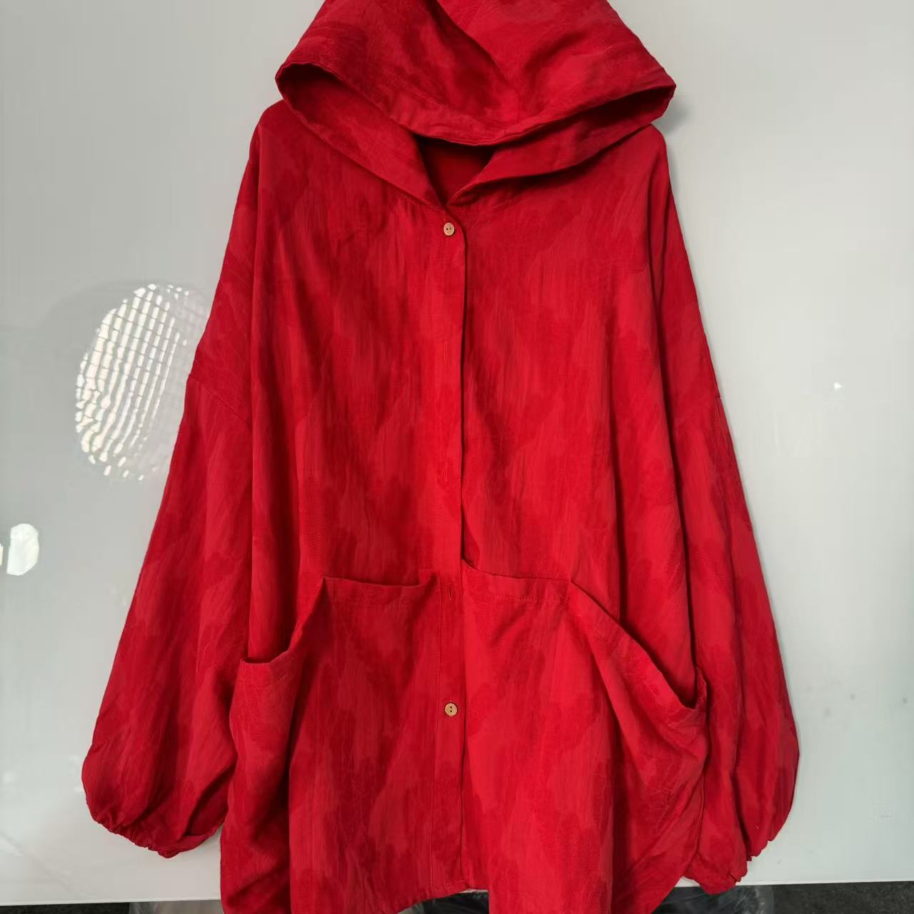 【沐木流浪记】红色提花喜庆连帽四兜女装风衣外套z