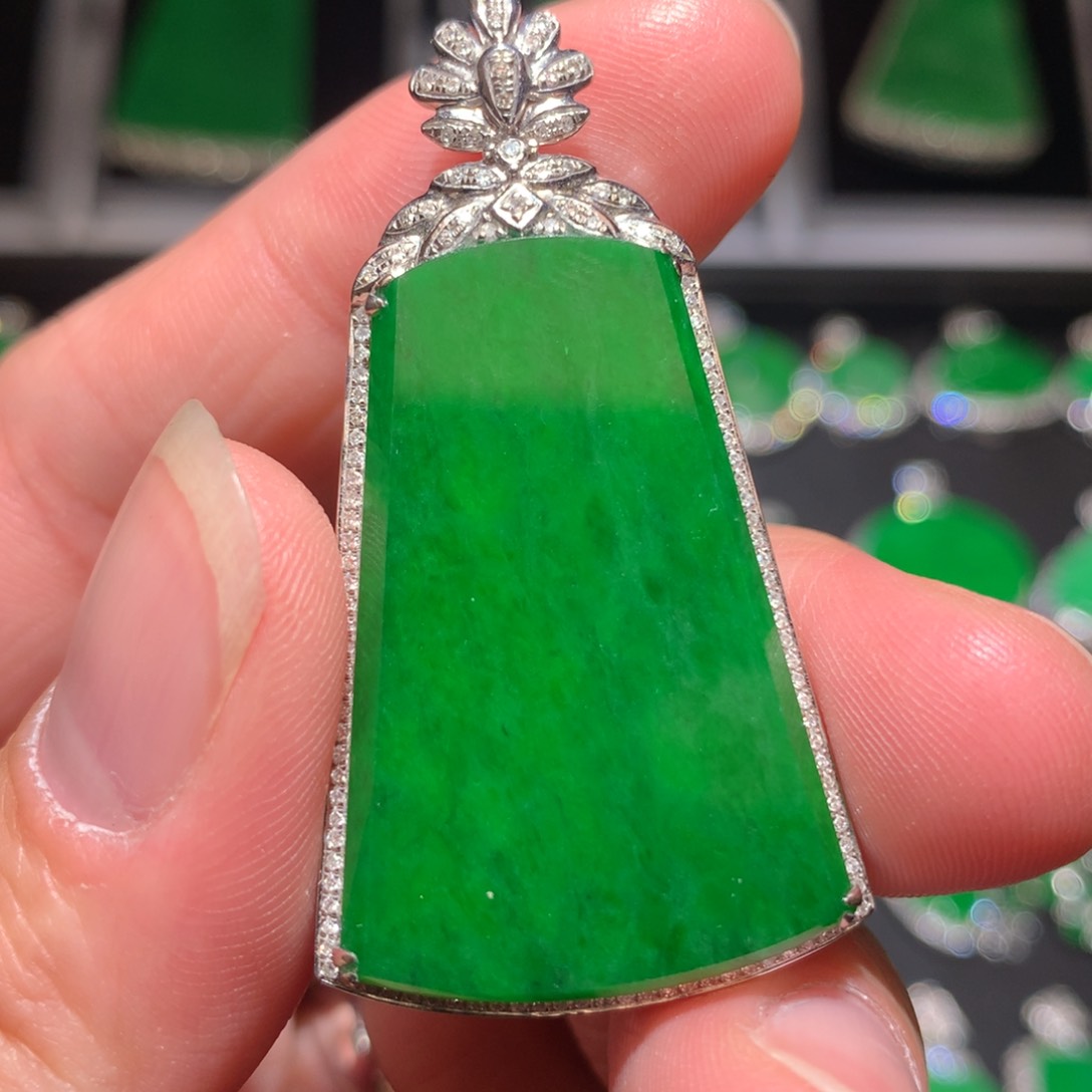 翡翠颈饰18K金镶嵌翡翠