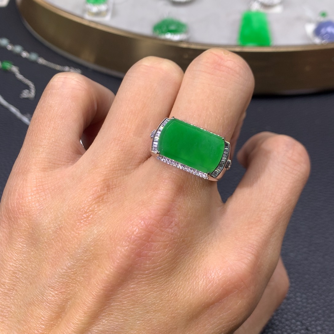 翡翠戒指18K金镶嵌翡翠