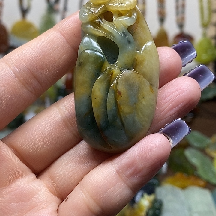 蛇纹石玉吊坠未镶嵌