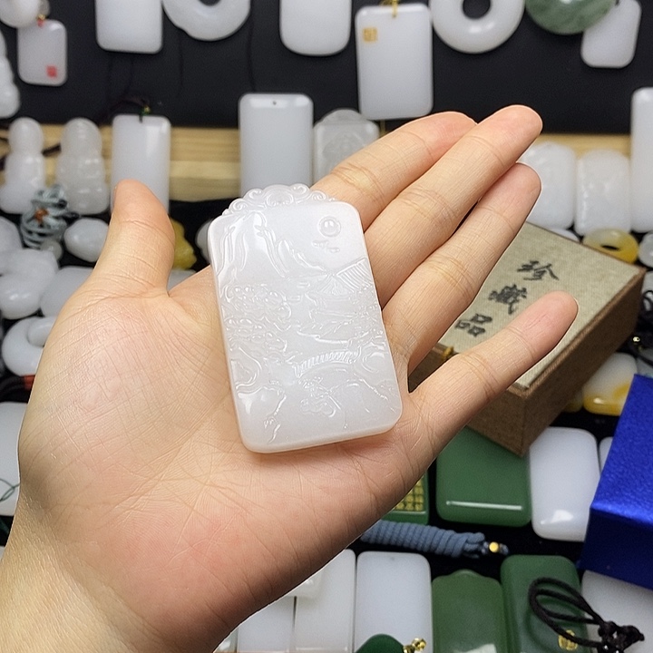 石英质玉未镶嵌颈饰?****己