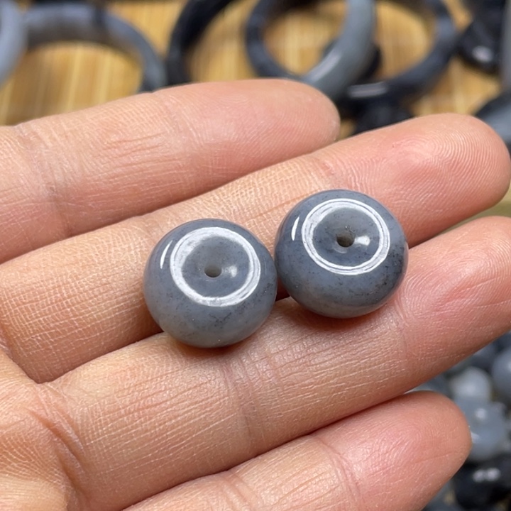 和田玉挂件未镶嵌春**里