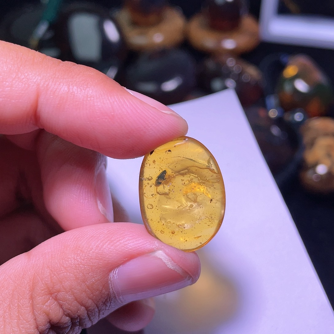 琥珀裸石未镶嵌，