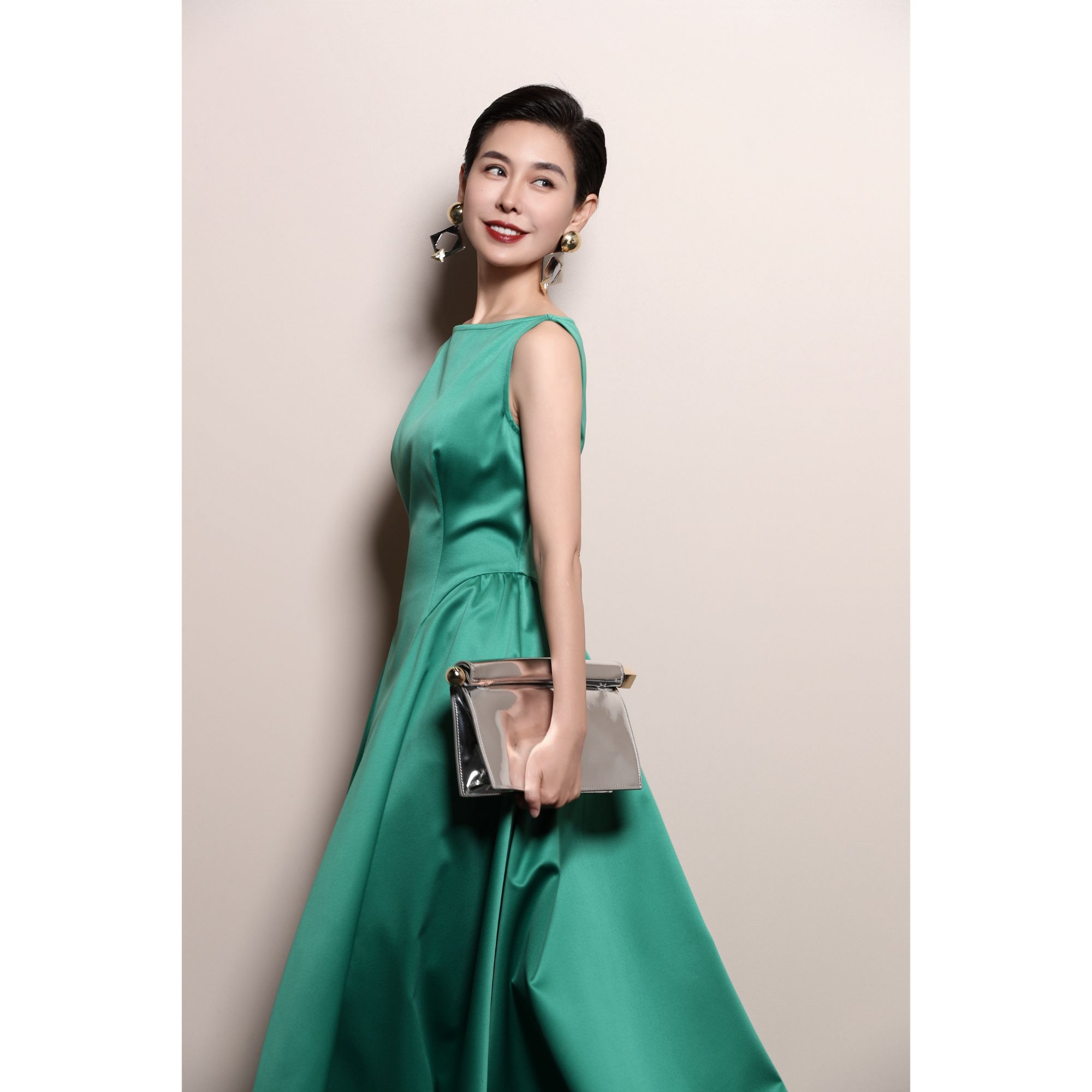 芈莱尤优——新款【赤焰流华】无袖收腰大摆连衣裙L25-5369