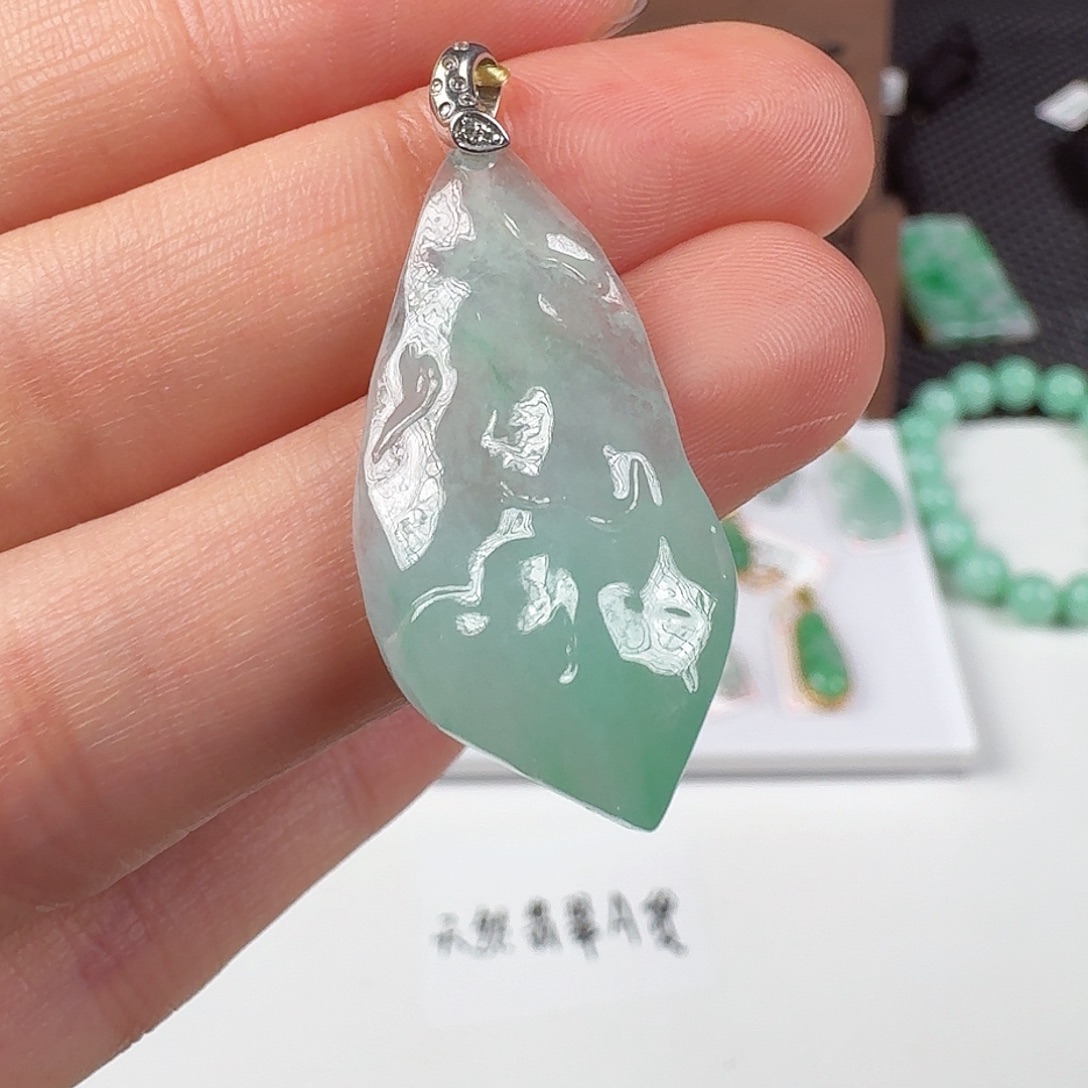 翡翠18K金镶嵌颈饰