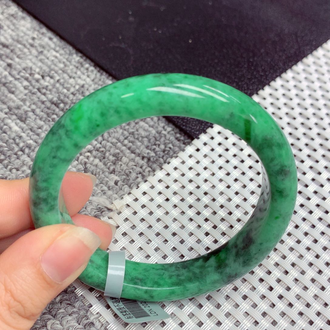 翡翠手镯未镶嵌缅甸