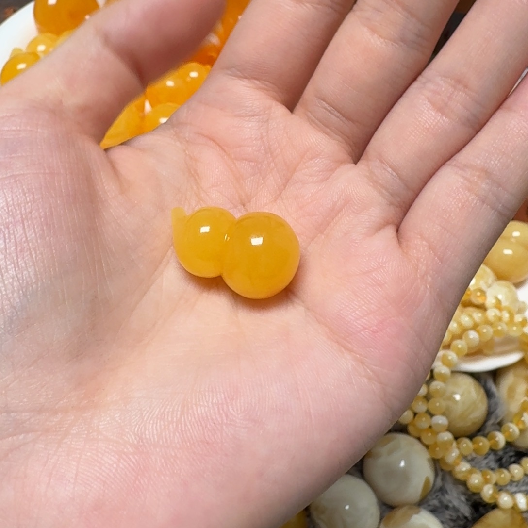 王***.琥珀未镶嵌裸石蜜蜡葫芦