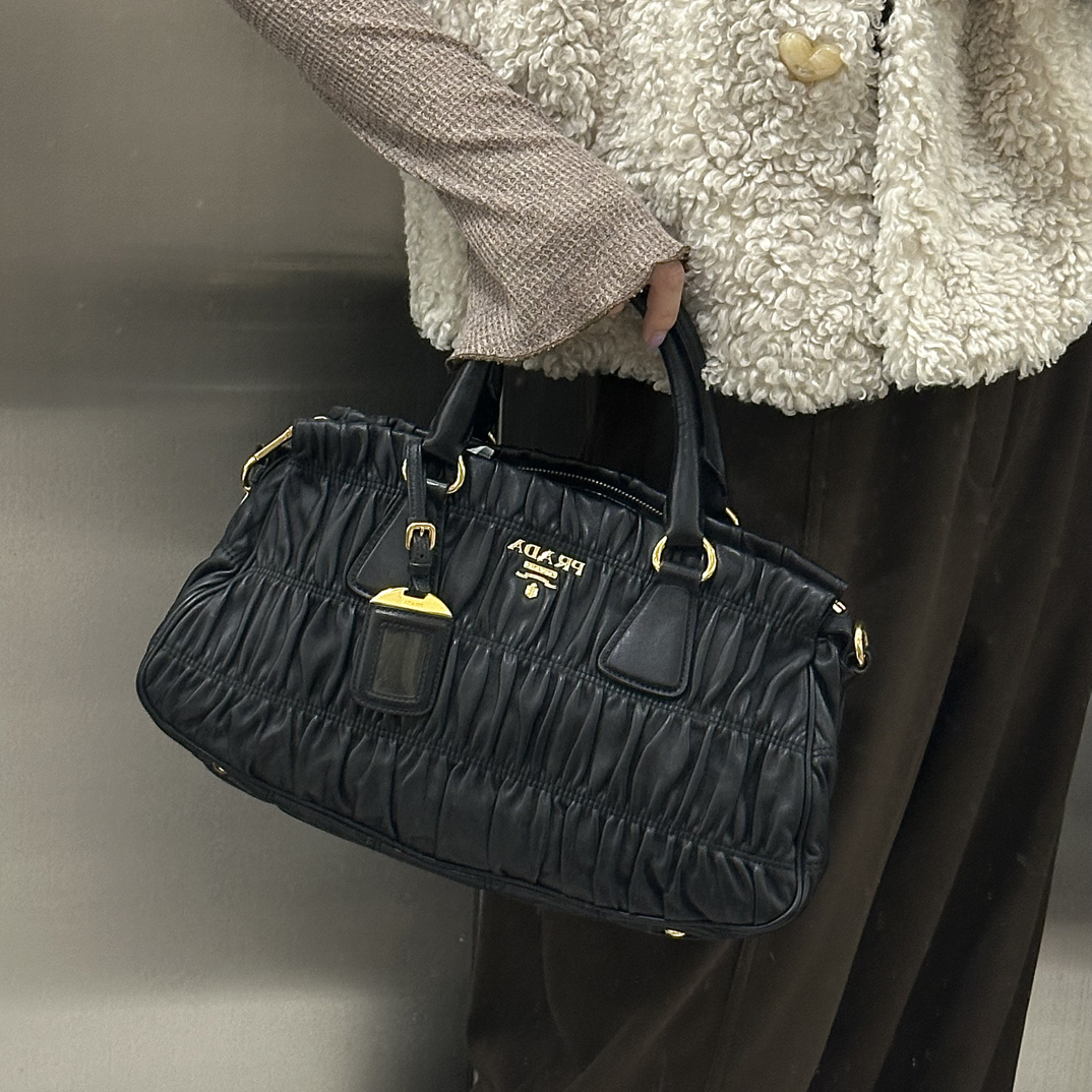 95新 Prada/普拉达 黑金褶皱波士顿手提包