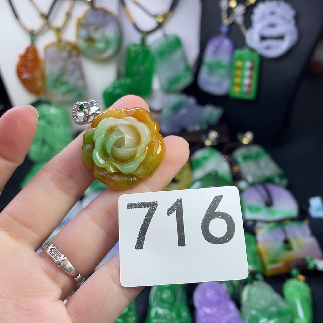 翡翠未镶嵌吊坠(赠链)
