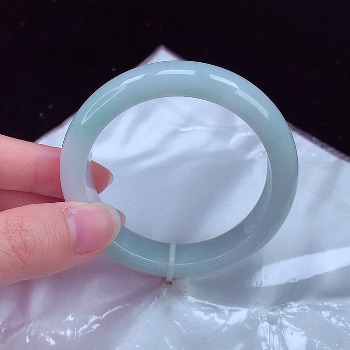 翡翠手镯未镶嵌翡翠