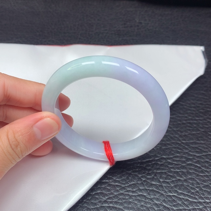 翡翠手镯未镶嵌。