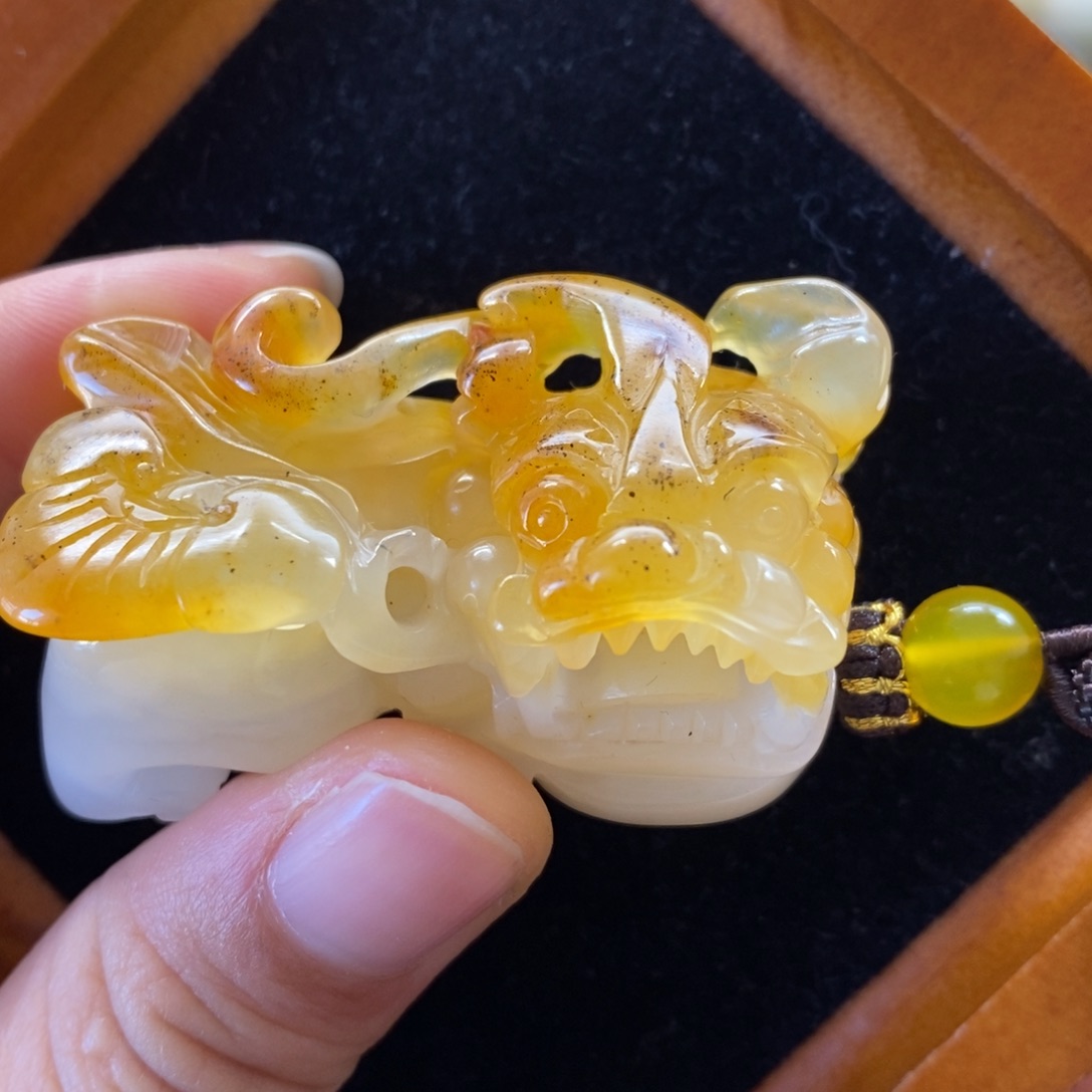 石英质玉（黄龙玉）颈饰未镶嵌