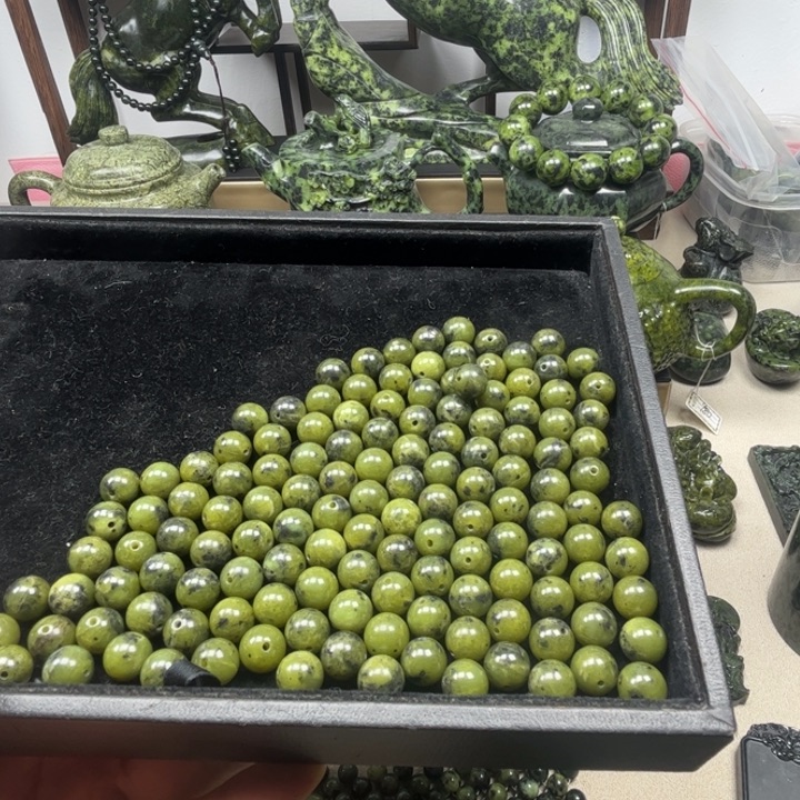 蛇纹石玉未镶嵌10毫米珠子