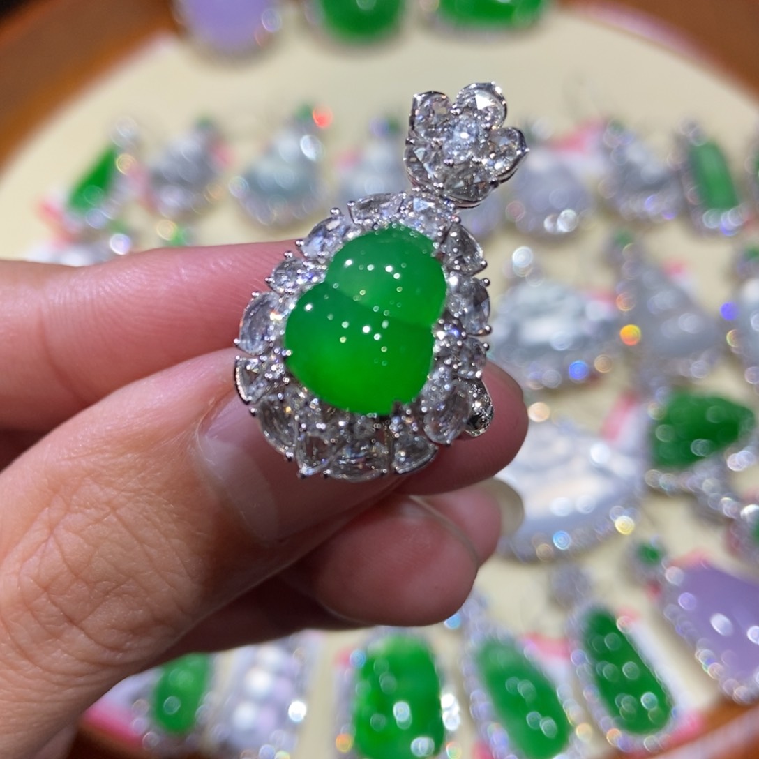 翡翠颈饰18K金镶嵌吊坠