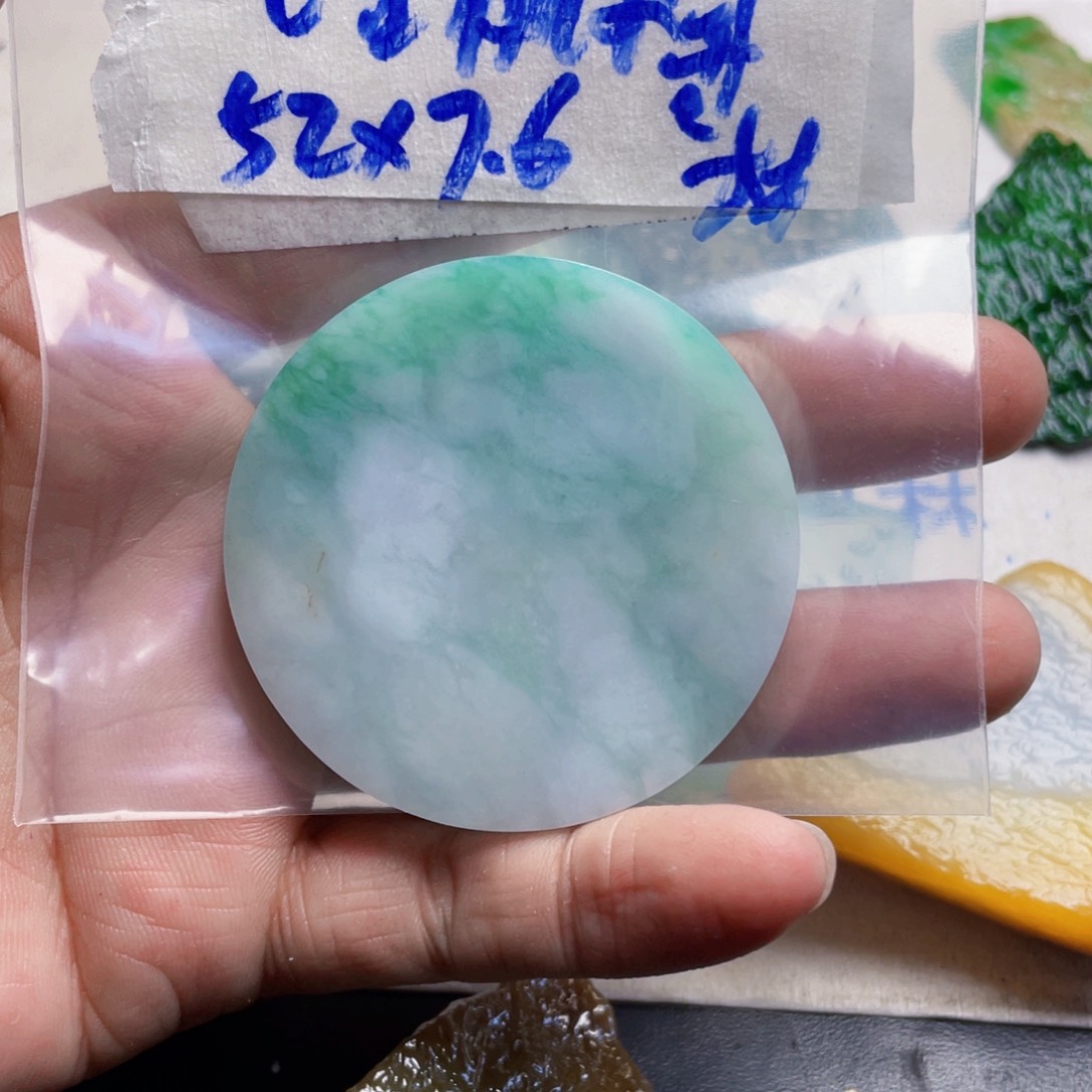 翡翠颈饰未镶嵌一***?