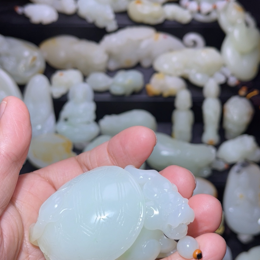 和田玉颈饰未镶嵌不****?